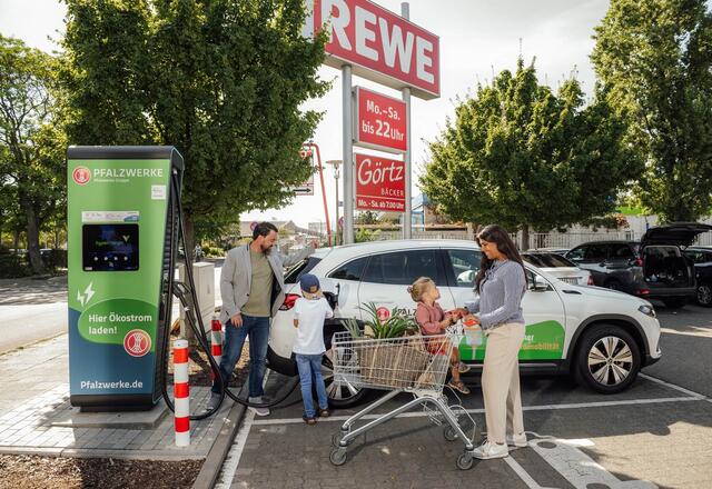 Einkaufen mit Power – mehr Ladesäulen für E-Autos