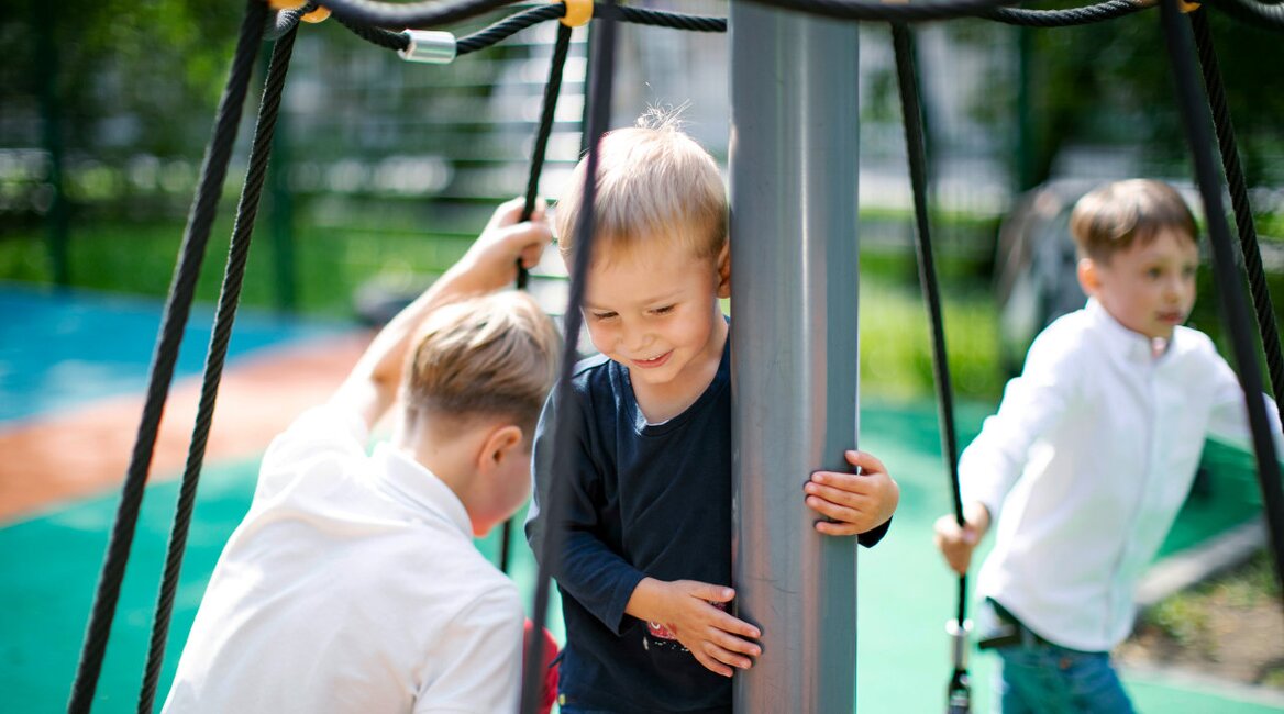 Kinder auf dem Spielplatz | © JulPo / iStock