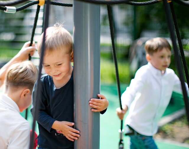 Kinder auf dem Spielplatz | © JulPo / iStock