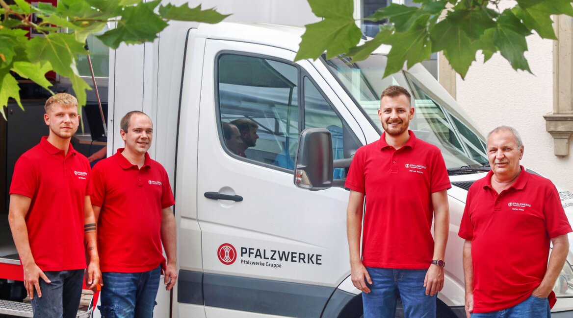 Mitarbeiter der Pfalzwerke vor einem Transporter.  | © Rolf Uhrig