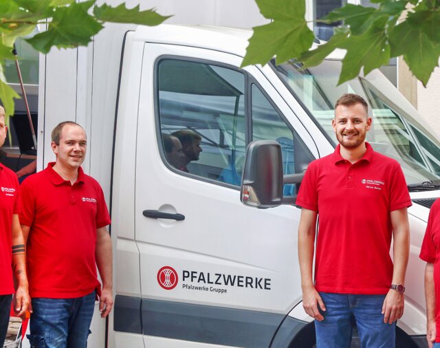 Mitarbeiter der Pfalzwerke vor einem Transporter.  | © Rolf Uhrig