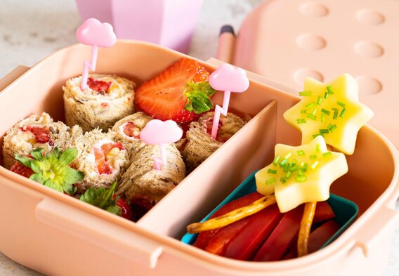 Auf dem Bild sieht man eine Lunchbox mit Snacks. 