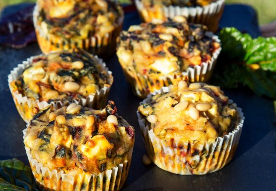 Auf dem Bild sieht man Mangold-Muffins.