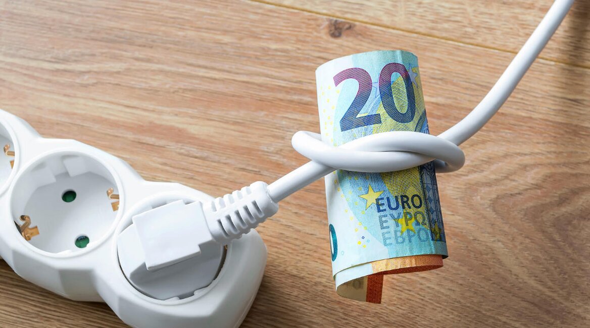 Man sieht einen 20-Euro-Schein, der an einem Stromkabel verknotet ist.  | © shoot / i-stock