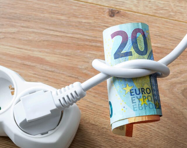 Man sieht einen 20-Euro-Schein, der an einem Stromkabel verknotet ist.  | © shoot / i-stock
