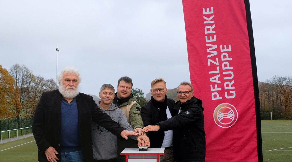 Feierliche Inbetriebnahme in Reichenbach: (v.l.)   1. Ortsbeigeordneter Günter Albrecht, Rainer Schanné (Vorstand Verwaltung VFB Reichenbach), Mark Rheinheimer (Vorstand Fußball VFB Reichenbach), Christian Schmitt (Pfalzwerke) und Thomas Hawener (Finanzverantwortlicher VFB Reichenbach)