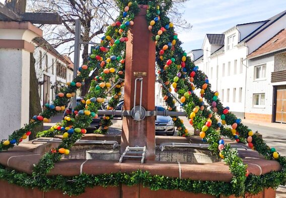 Beim Osterbrunnenschmücken entstehen Kunstwerke.