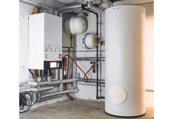 Wärme: Die Wärmepumpe und der 300- Liter-Warmwasserspeicher werden mit Solarstrom betrieben. | © Patrick Junker