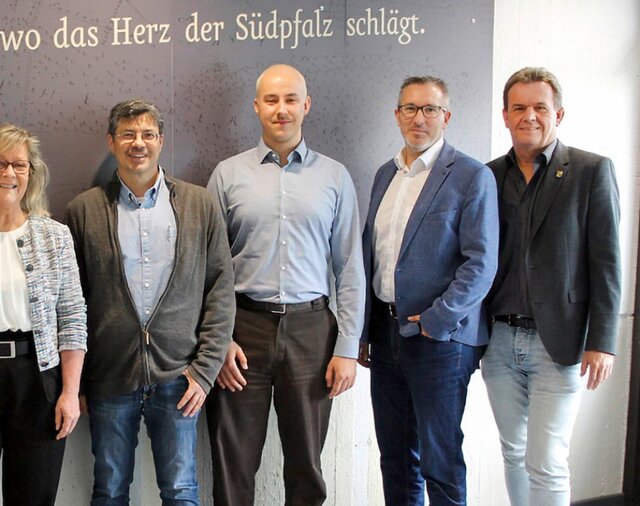 Startschuss in Bellheim (v.l.n.r): Volker Rüth (Teamleiter, Muth Engineering), Margit Pfundstein (Klimaschutzmanagerin), Jochen Renner (Bauabteilungsleiter), Thomas Wagner (Projektleiter, Muth Engineering), Thorsten Flick (Geschäftsführer, Muth Engineering), Gerald Job (Bürgermeister Verbandsgemeinde Bellheim) | © Verbandsgemeinde Bellheim Startschuss in Bellheim (v.l.n.r): Volker Rüth (Teamleiter, Muth Engineering), Margit Pfundstein (Klimaschutzmanagerin), Jochen Renner (Bauabteilungsleiter), Thomas Wagner (Projektleiter, Muth Engineering), Thorsten Flick (Geschäftsführer, Muth Engineering), Gerald Job (Bürgermeister Verbandsgemeinde Bellheim) | © Verbandsgemeinde Bellheim