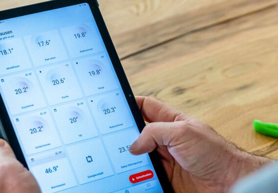Regelung: Damit es Till und Ronja beim Spielen auch sicher warm genug ist, können die Gasners die Thermostate einzeln per App einstellen.  | © Marc Wilhelm