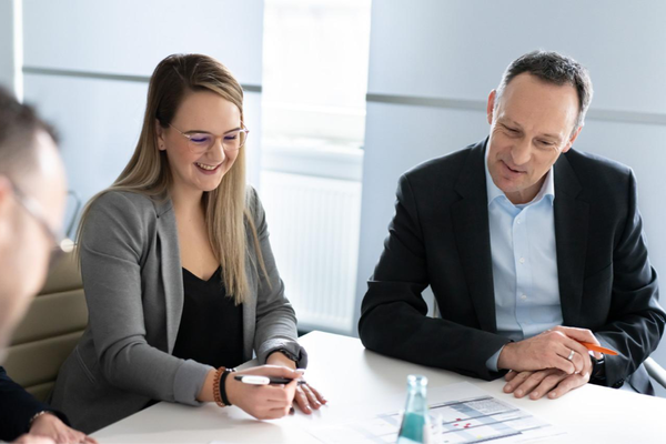 Mitarbeiter der Pfalzwerke-Gruppe Mann und Frau arbeiten zusammen an einem Tisch